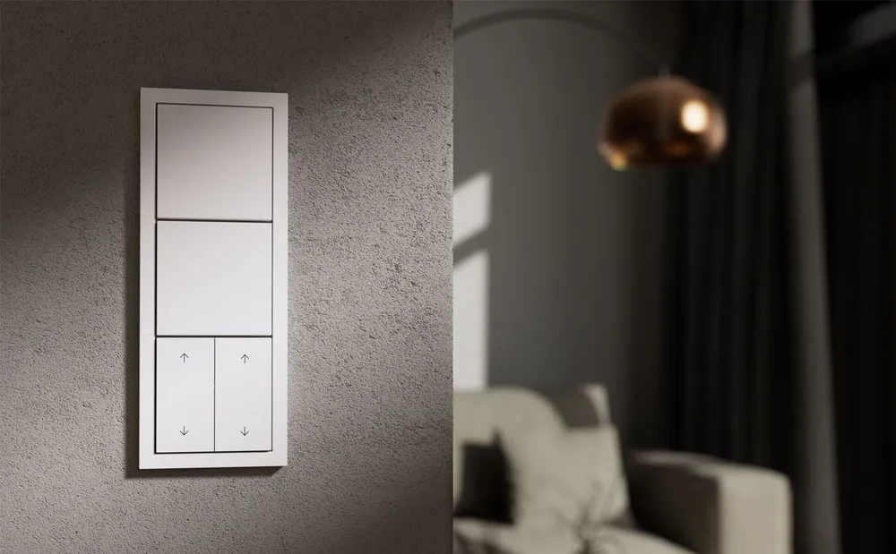 Gira System 70 Mehrfachrahmen mit Taster und Jalousiesteuerung an einer Wand